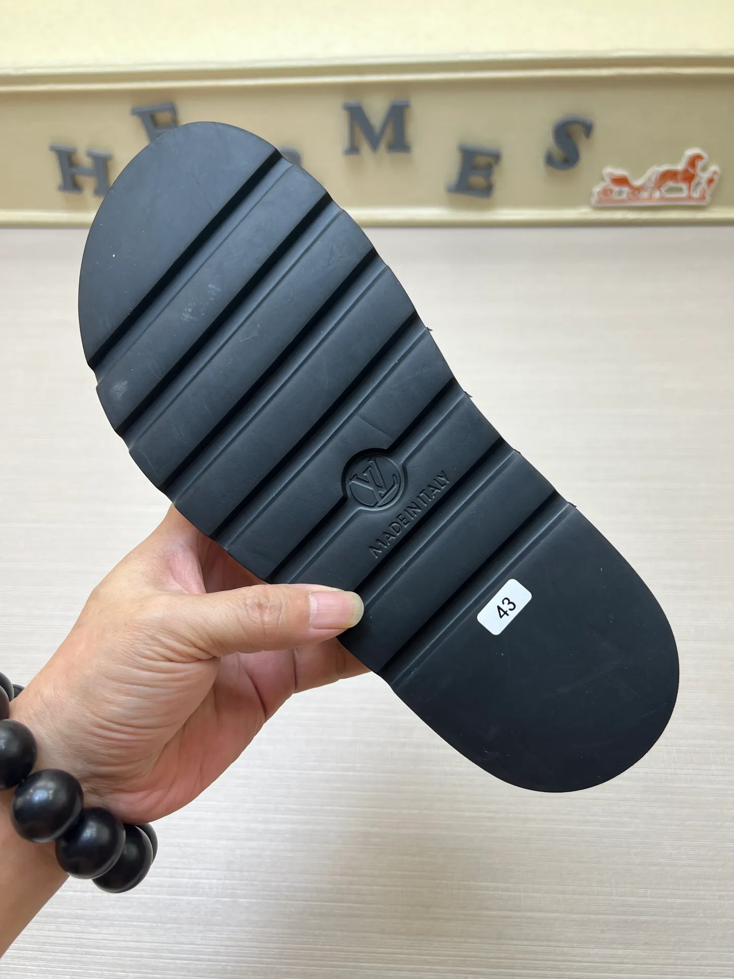 Factory price: 360💰【LOUIS VUITTON】Louis Vuitton, LV printing, men's and women's slippers are on the market, drawer box packaging with cloth bag, card, the upper pattern looks very soft and waxy, super versatile leg slimming artifact. Fabric: imported denim/canvas/old fabric, LV hardware LOGO, official website pattern printing, comfortable to wear, foot pads: high elastic men's shoes💰U water table. Sole: foam sole, heel height: about 5cm. Code number: 35-46, 35, 45, 46 are custom-made and non-returnable. Color: multiple colors and styles available.